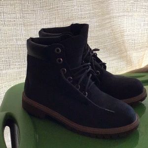 Navy Youth boys Timberlands in a size 5 1/2